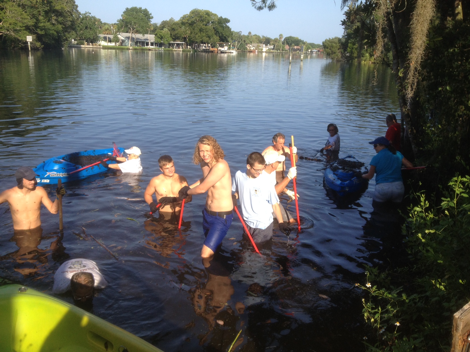 Homosassa Rotary Cleans Lyngbya from the Homosassa River